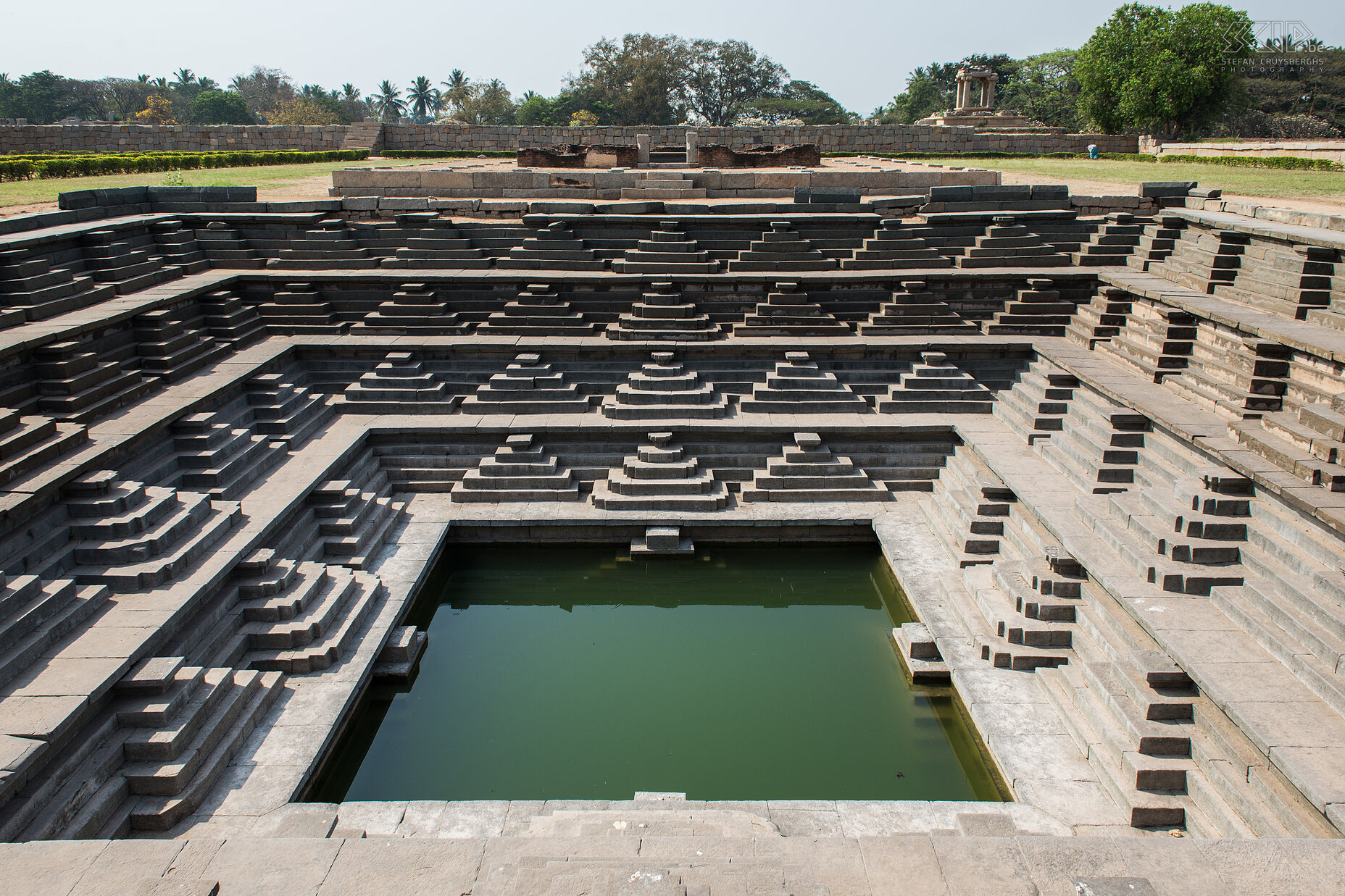 Hampi - Koninklijke omwalling - Watertank De koninklijke omwalling heeft nog steeds een prachtige watertank met trappen die pushkarani wordt genoemd. Stefan Cruysberghs